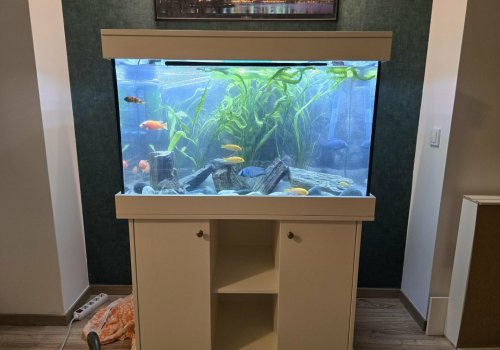 Fehér bútor alsó kerettel és tetővel.