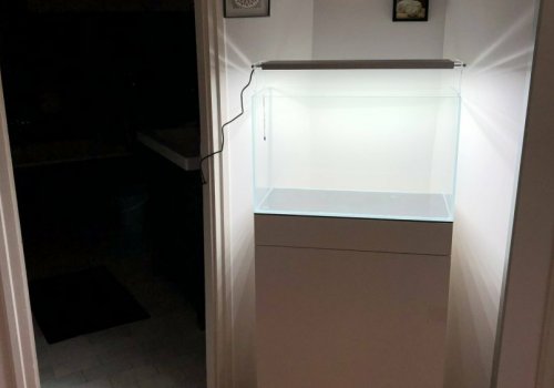Fehér design szekrény, üres akváriummal :)